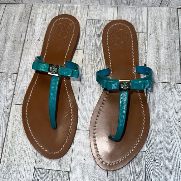 TORY BURCH Patent Leather Bow Accents T-Strap Sandals Size 7M✨ - Picture 10 of 13